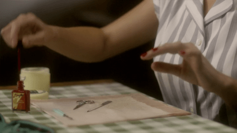 callthemidwife_s02e05_nailpainting (2)