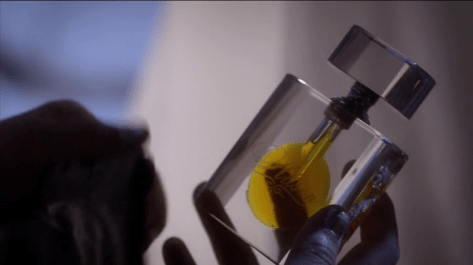 prettylittleliars_s05e13_perfume_bornunicorn (1)