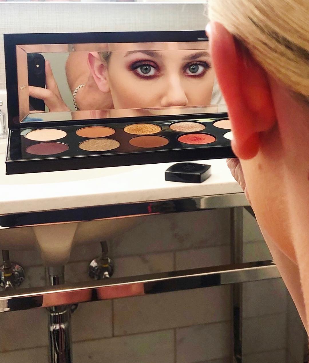 goldenglobes2019_lilireinhart_bornunicorn